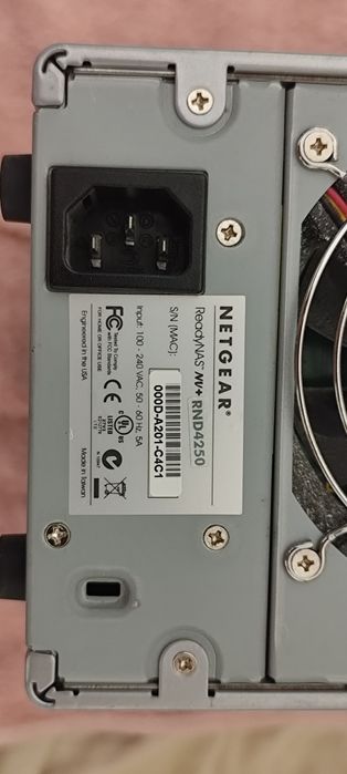Serwer NAS NETGEAR ReadyNAS NV+ RND4250;  4 zatoki; Śrubki + Kabel; Sprawny 100%