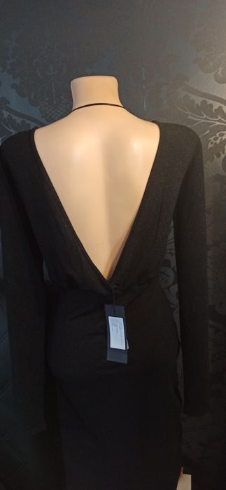 Czarna sukienka nowa dekolt przód i dekolt plecy