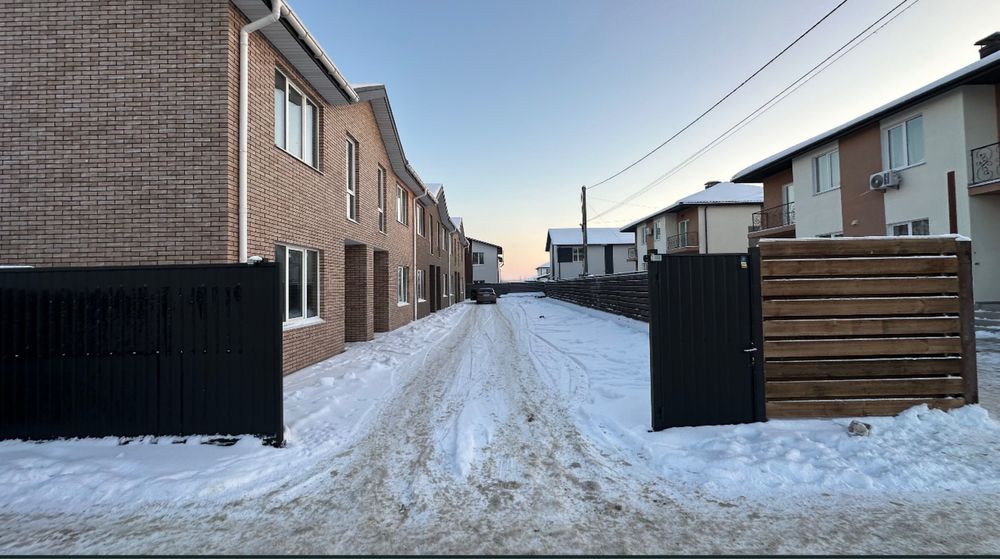 Танхаус в Стоянці!!! Біля садочку!