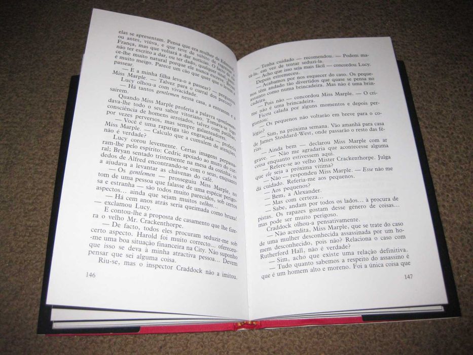Livro "O Estranho Caso da Velha Curiosa" de Agatha Christie