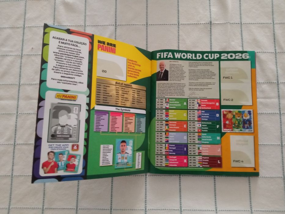 Caderneta do mundial com cromos colados que equivalem a 6 saquetas