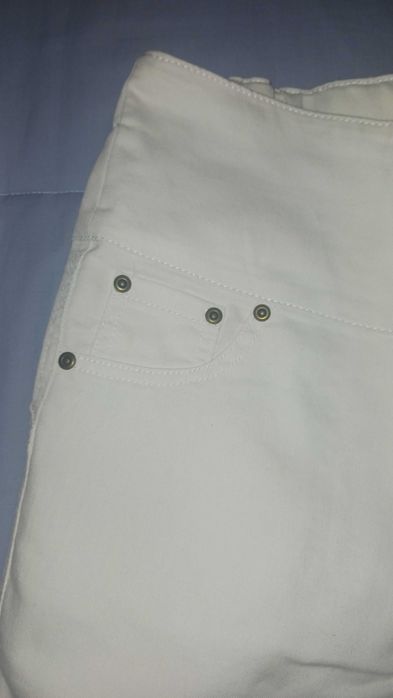 Calças brancas de sarja