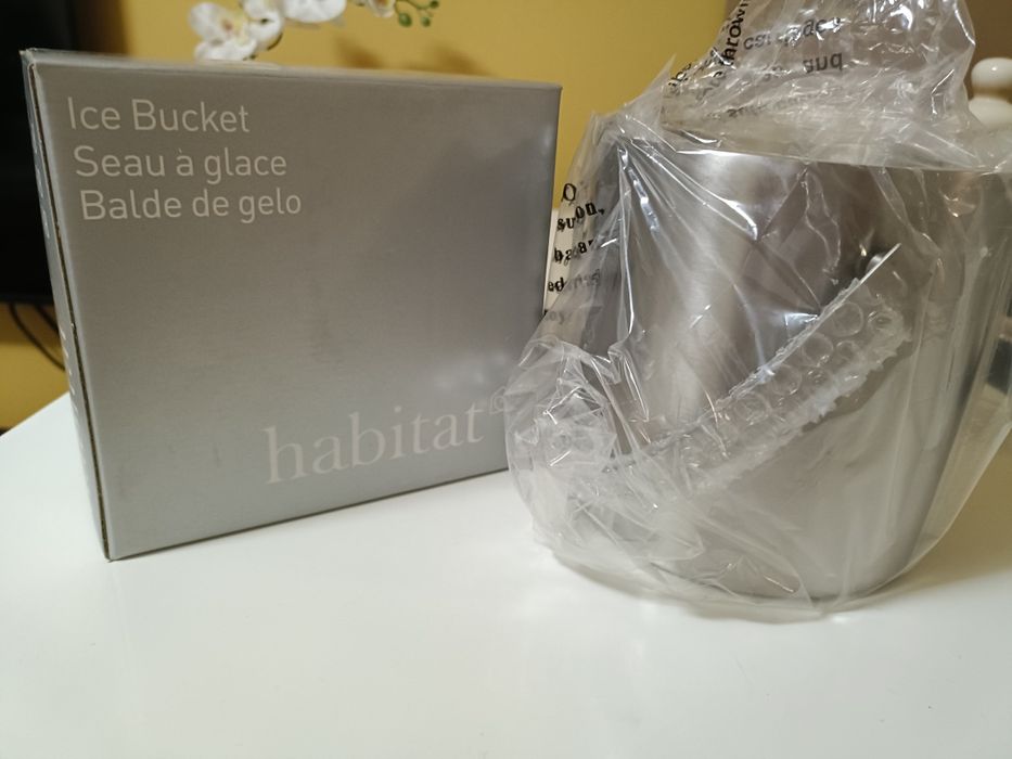 Balde Gelo - Aço inoxidável 
Novo

Medidas:
Altura 15cm
Diâmetro 15cm