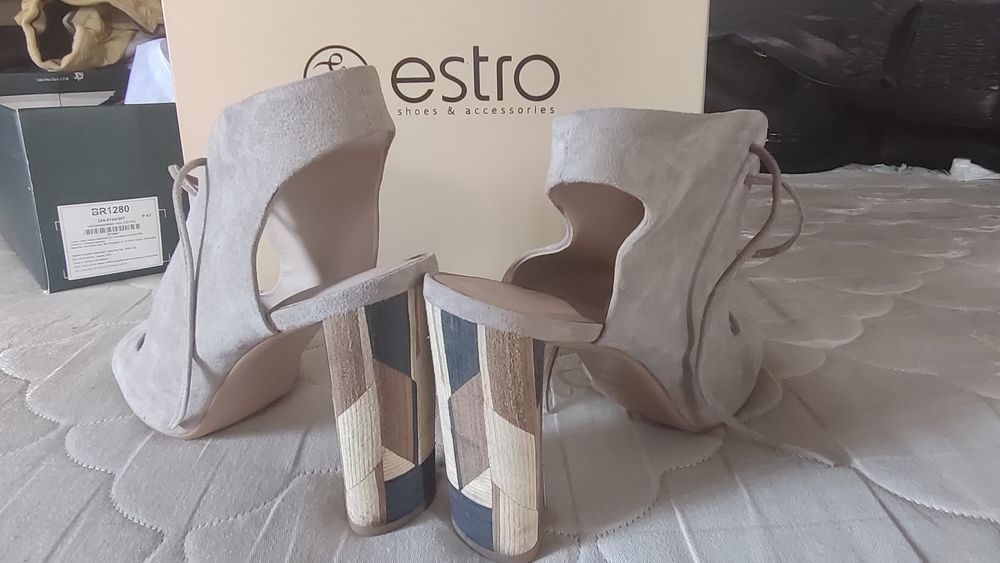 Красивені фірмові босоніжки  Estro