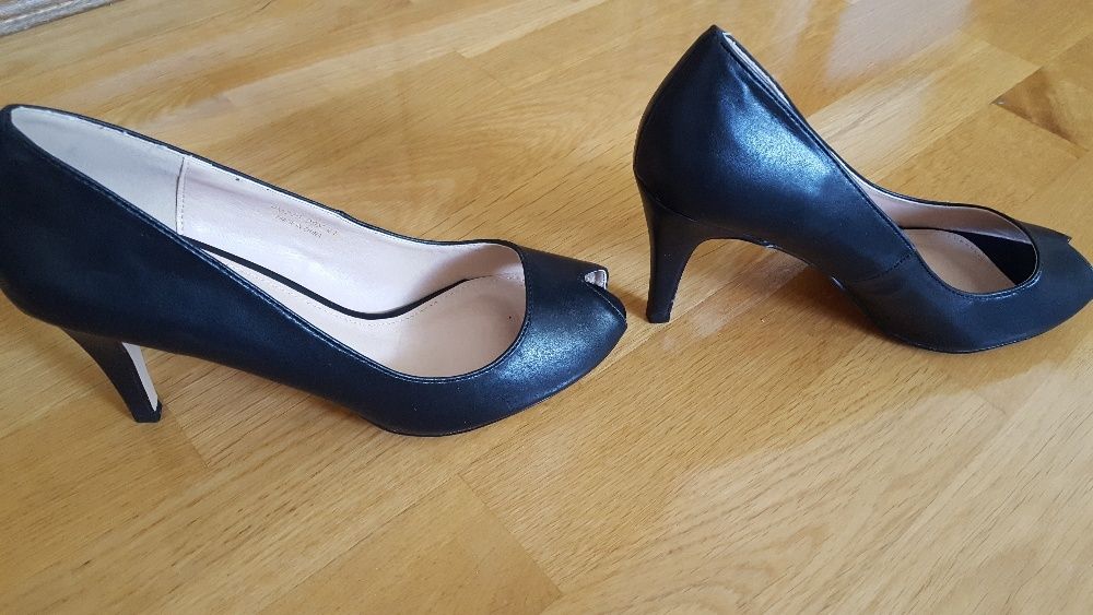 Szpilki z odkrytym palcem