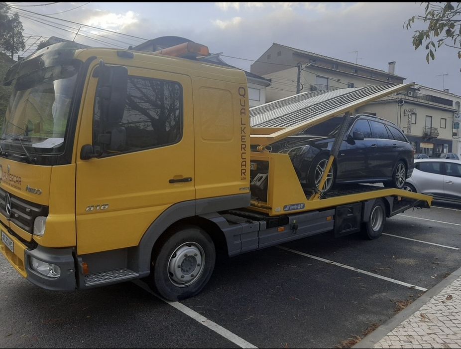 Mercedes Atego 818 Pronto Socorro tranporta 3 Carros.