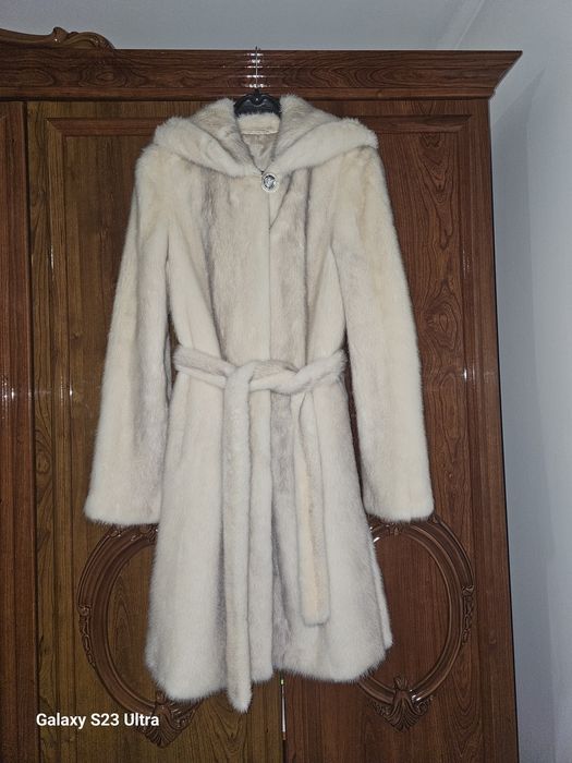 Шуба норкова молочного кольору