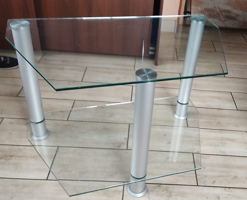 Szklana szafka pod tv