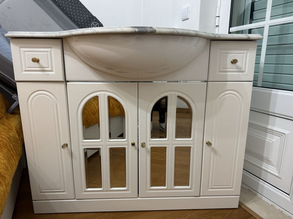 Movel casa de banho branco com espelho