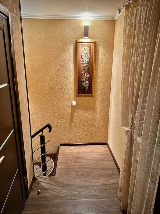 Продаж двоповерхової 3-кімнатної квартири за дуже вигідною ціною.