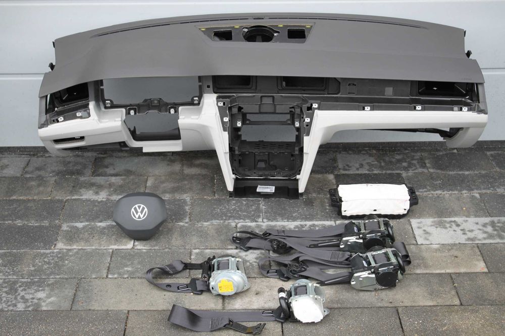 VW Passat B8 lift konsola airbag pasy szara oryginalna