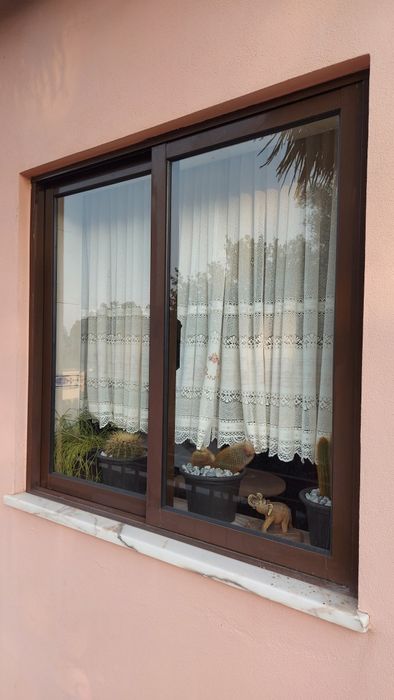 Janelas em alumínio castanho