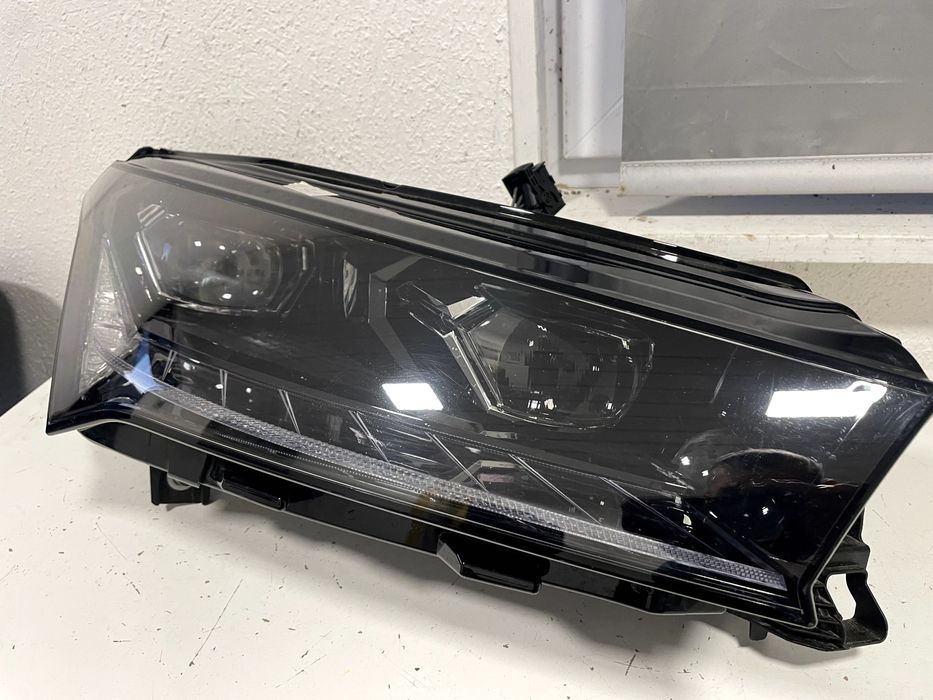 Skoda Enyaq lampa reflektor przód full led cała idealna prawa 5LB