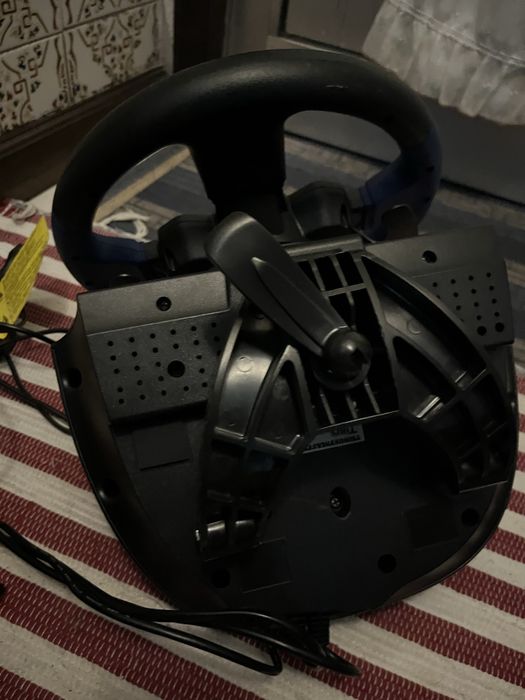 Volante Thrustmaster T150 + Pedais – PS4 / PS5 / PC