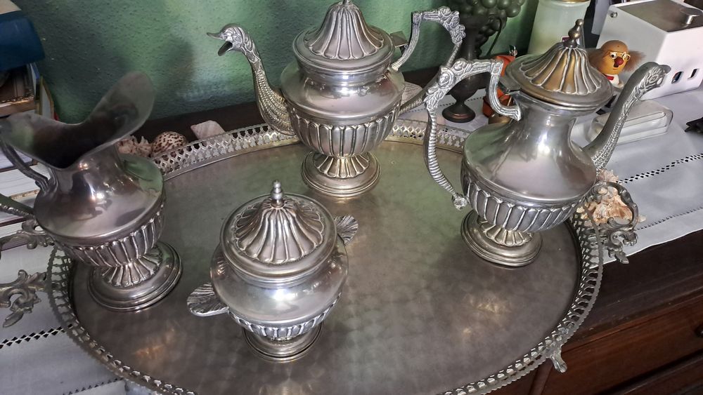 Conjunto de serviço de sala em metal