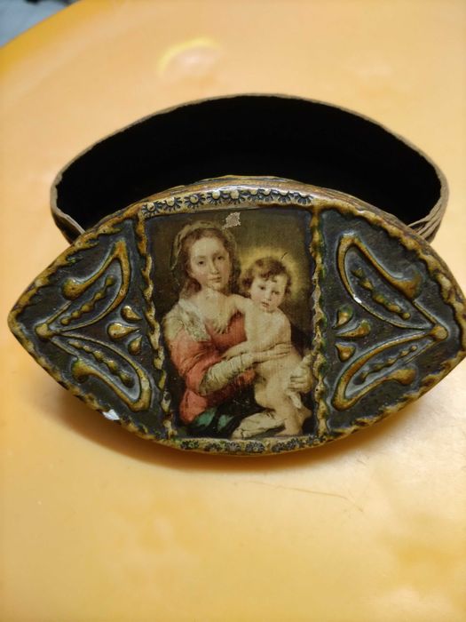 Prato antigo pintado á mão e outras antiguidades