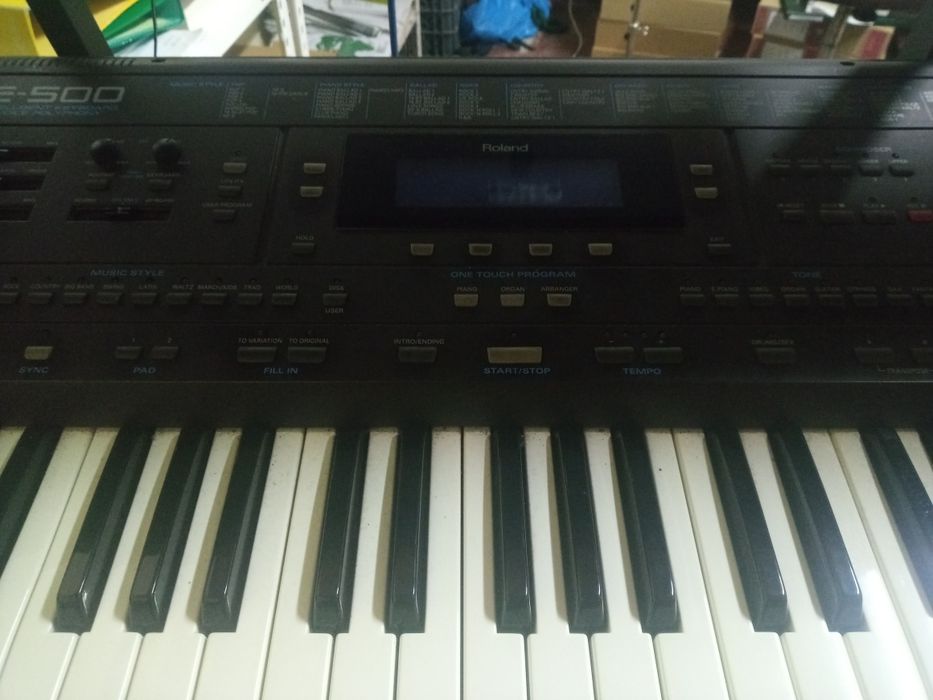 Teclado Roland E-500 com tripé, pedal e coluna