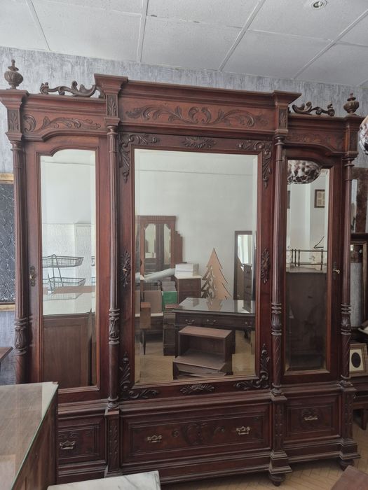 Roupeiro antigo estilo romântico