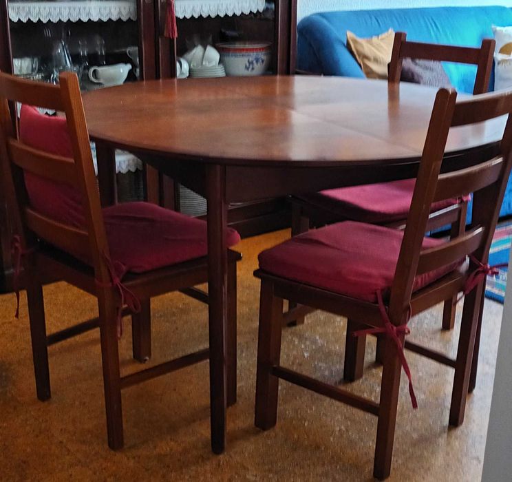 Mesa de jantar redonda com 4 cadeiras