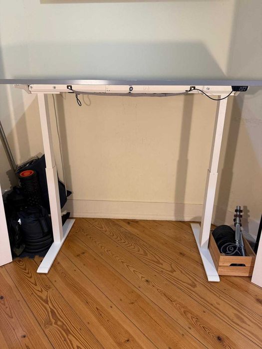 Secretária Elétrica Ajustável IKEA RODULF – Ideal para Home Office