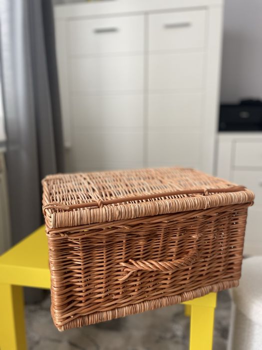 Śliczny kuferek wiklinowy