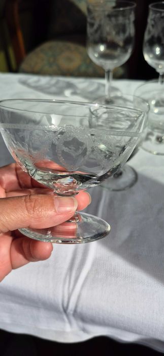 Conjunto de copos com decoração clássica