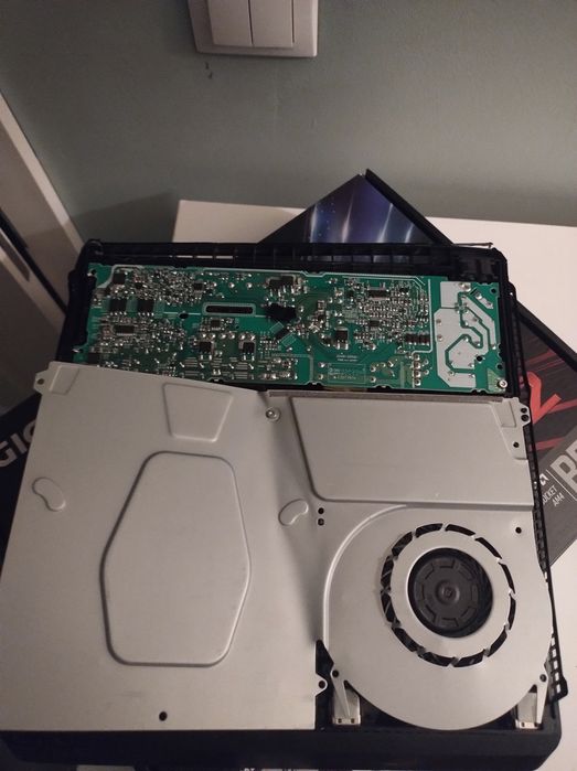 Konsola PS4 slim