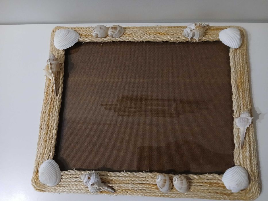 Moldura decorada com ráfia e conchas64552536568706122