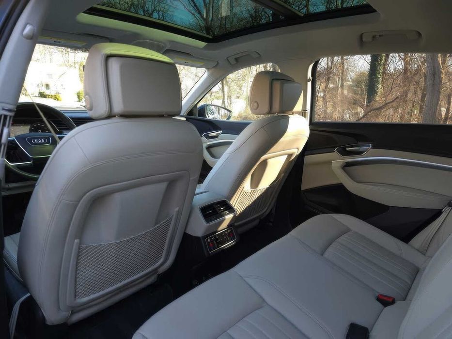 Audi Q8 e-tron quattro Premium Plus      2024