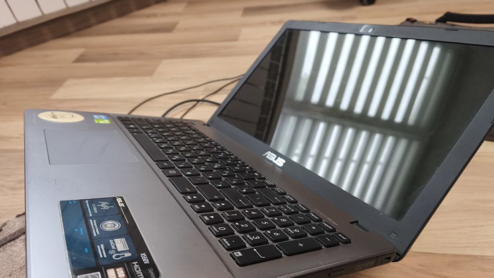 Ноутбук асус x550v доброму збереженому стані.