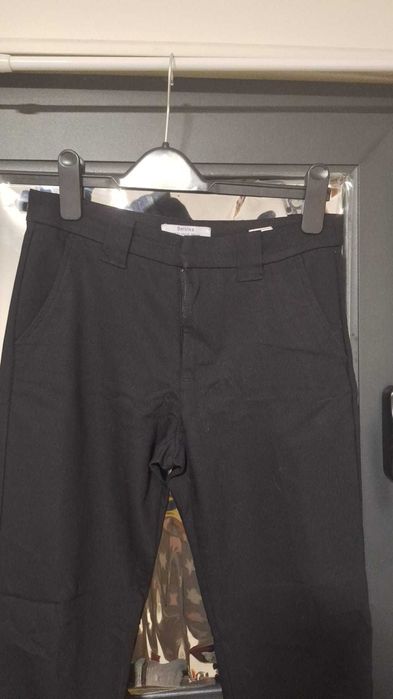 Calças pretas um pouco clássicas e justas ao corpo