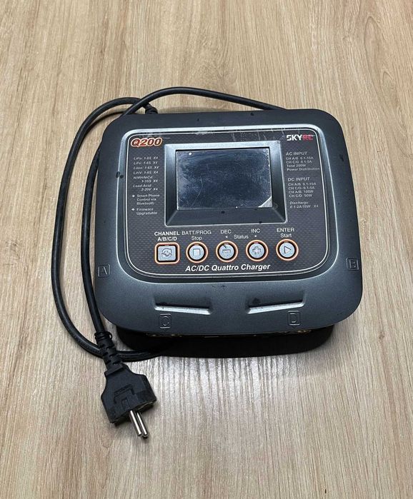 Зарядний пристрій SkyRC Q200 300W 10A