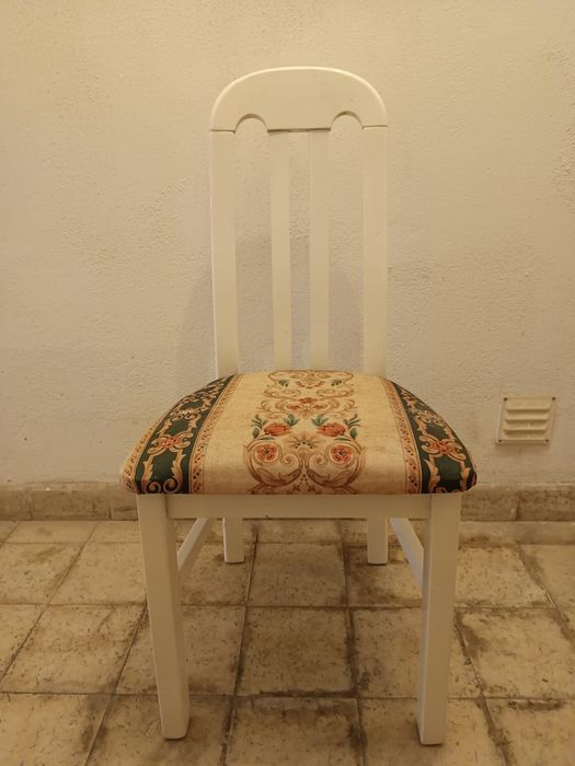 Cadeira única lacada e forrada
