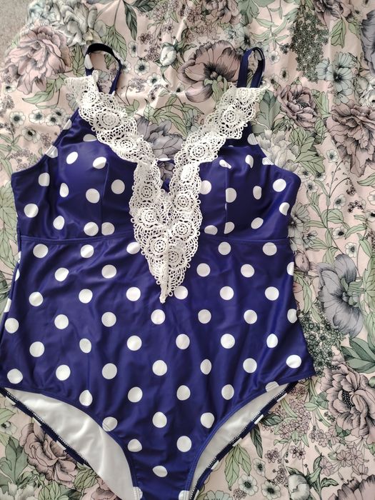 Купальник сдельный большого размера 52-54р горошки с кружевом XXL ч D