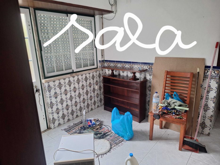 Alugo moradia T2 res chao