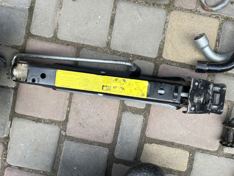 Домкрат ключ буксировочна петля набори