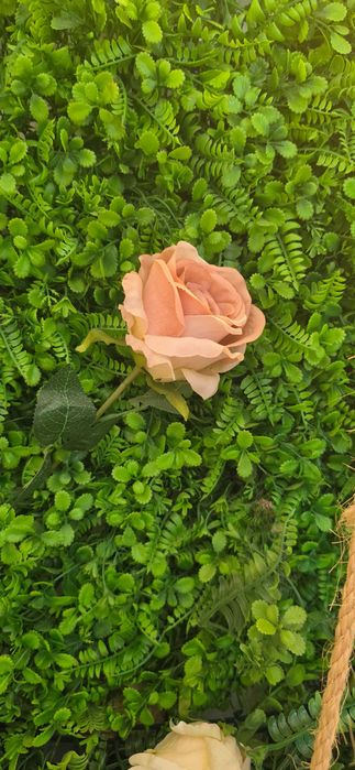 Verde artificial com flores