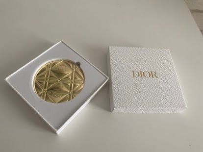 Eleganckie złote lusterko kieszonkowe Dior Beauty – Edycja limitowana w pudełku