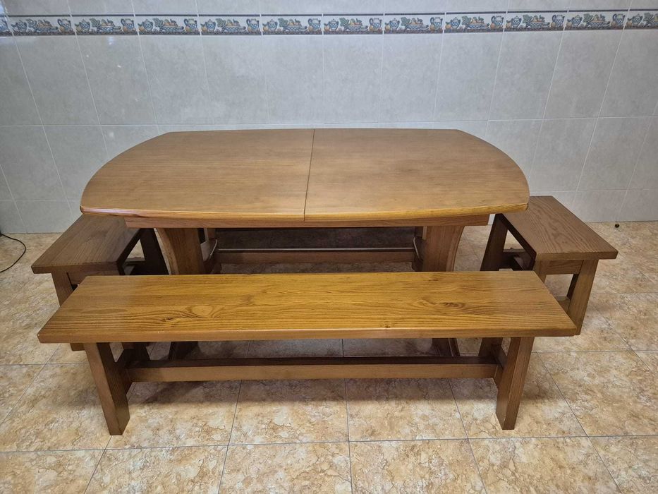 Mesa de refeição com 4 bancos