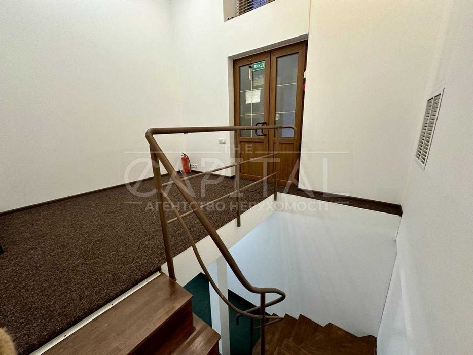 Продаж фасадного приміщення Грушевського Печерськ Центр метро Київ