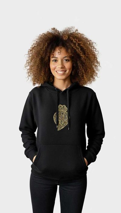 Sweat preta com capuz e coração de Viana bordado à maquina