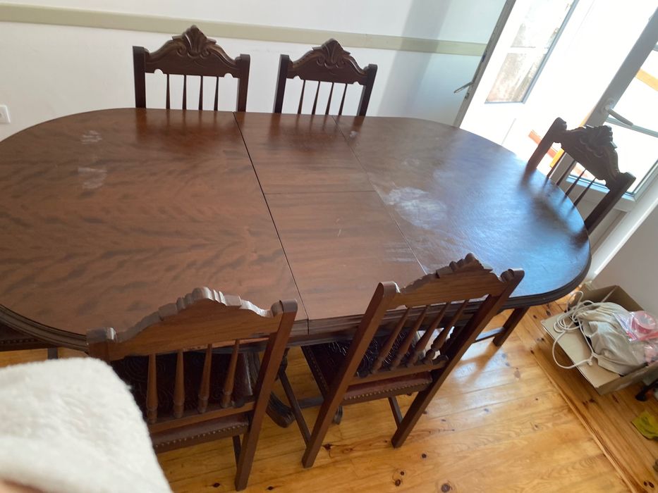 Mesa com conjunto de cadeiras