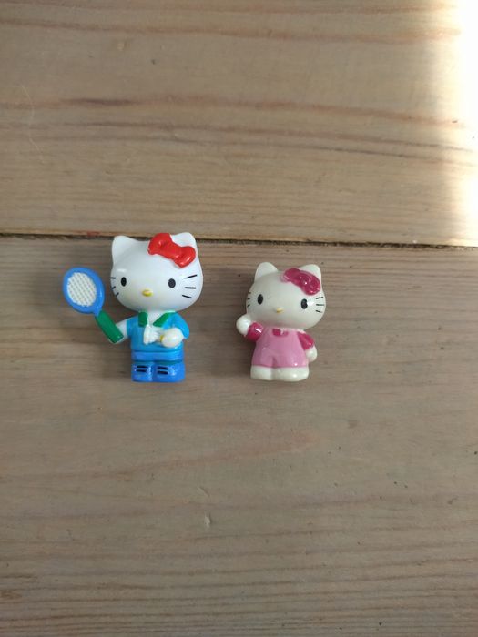 figurki Hello Kitty grajaca w  badminton i błyszcząca
