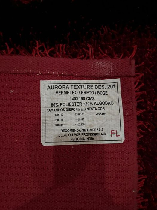 Carpete 140x190 como nova vermelha com desenho preto e beje64309794922242122