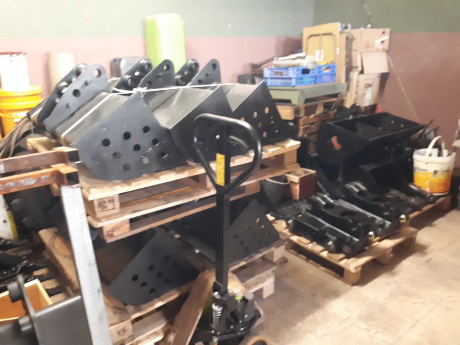 Peças para máquinas e veículos JCB, baldes, rippers, engates rápidos, garfos, etc.