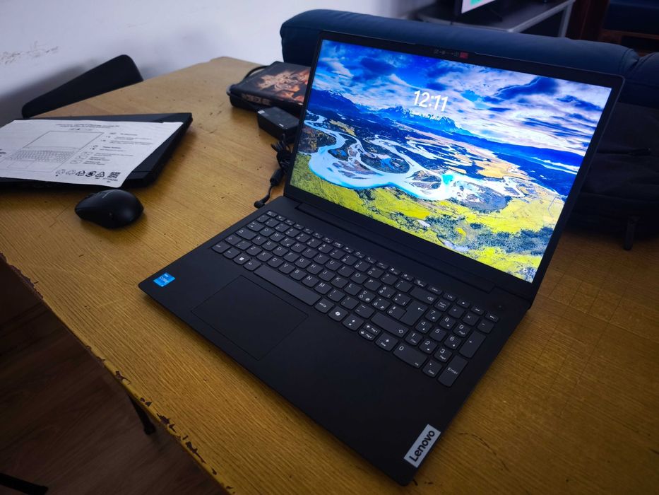 Lenovo V15 G5 IRL Intel Core i5-13420H/16GB/512GB SSD/15.6" Preto