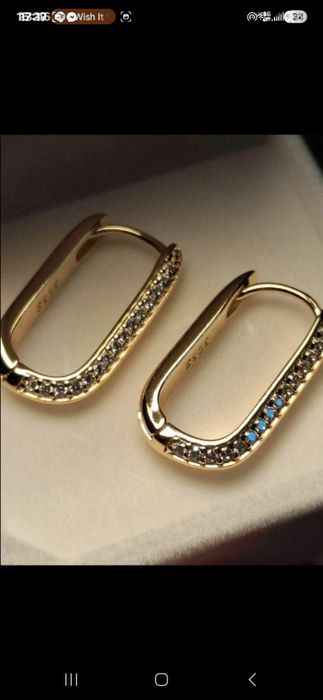 Brincos dourados com zirconias brilhantes