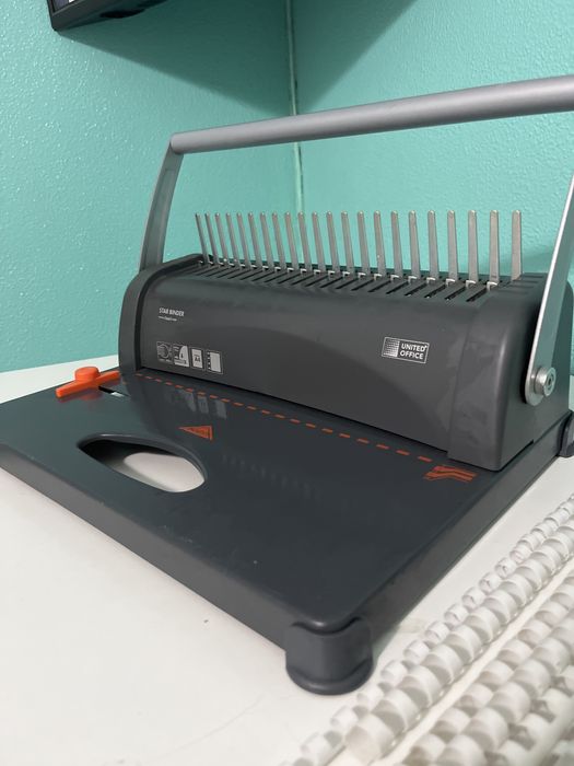 Máquina de encadernação