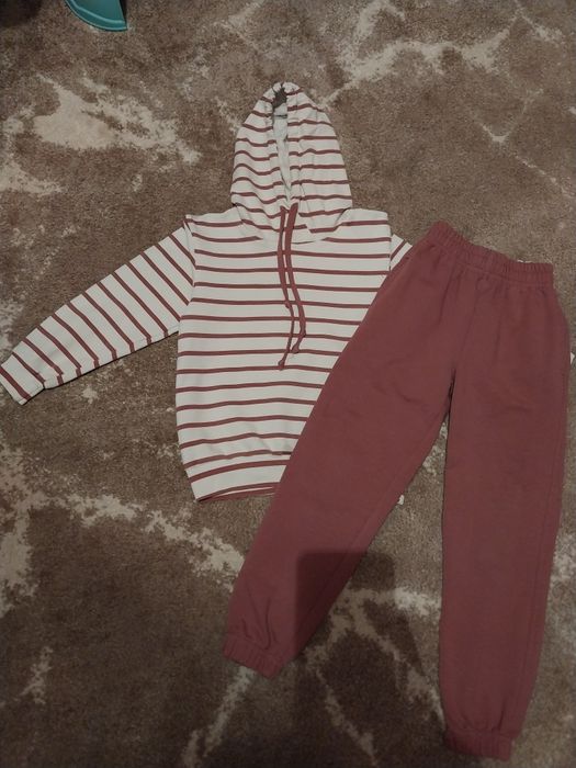 Костюми, кофточки для дівчинки 110розмір