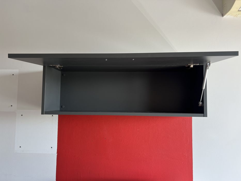 Cubo de parede com porta